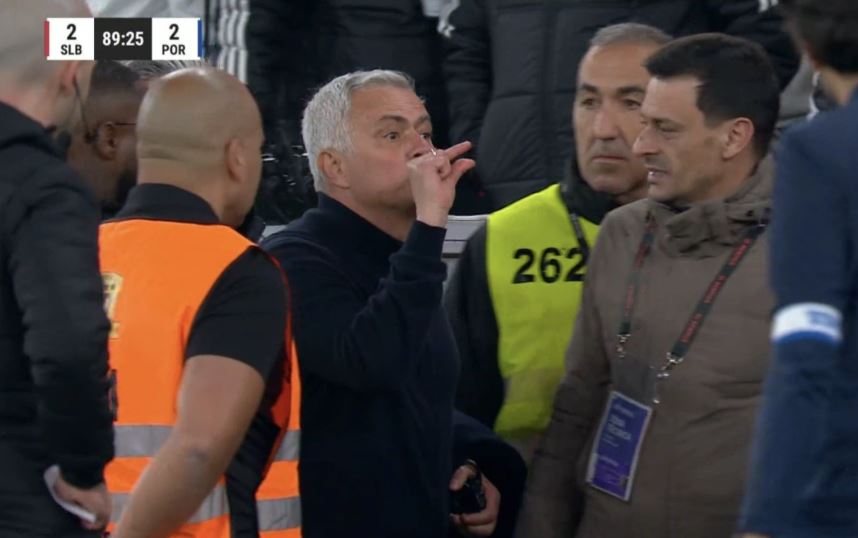 Tìm hiểu tình huống thẻ đỏ của Mourinho cuối trận Benfica
